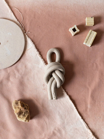 Overhand knot, Sand