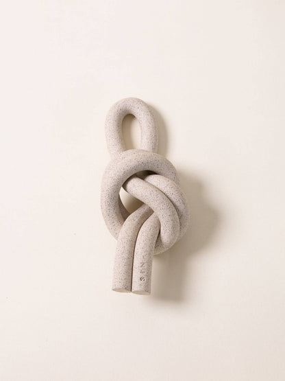 Overhand knot, Sand